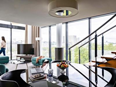 Presidential Suite with Two King Beds and One Double Sofa Bed - High Floor/Paris View 8