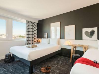 Standard Family Suite with One Double Bed and Twin Beds 3