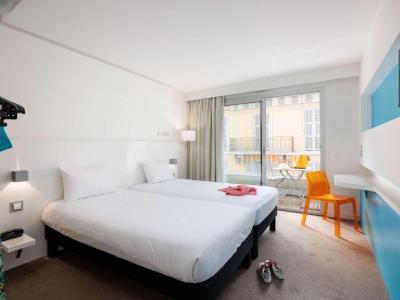 Standard Twin Room with Balcony 4