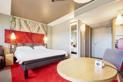 Premium Room with One Double Bed and One Single Bed 1