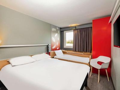 Standard Room with One Double Bed and One Single Bed 2