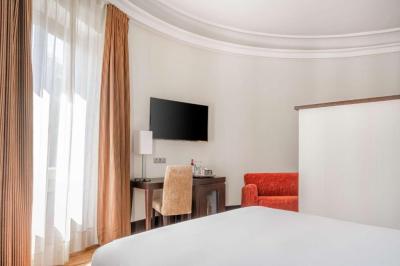 Premium Room with Balcony 7