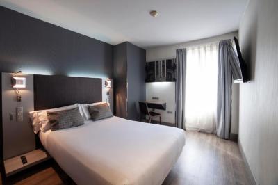 Double or Twin Room (1-2 Adults) 1