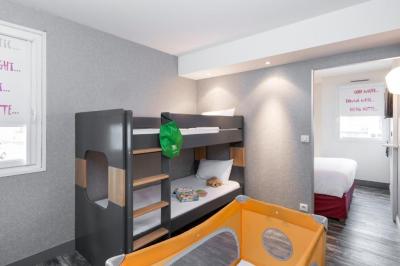 Standard Suite with One Double Bed and Two Single Beds 2