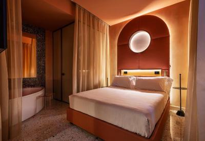 Queen Suite with Spa Bath 6