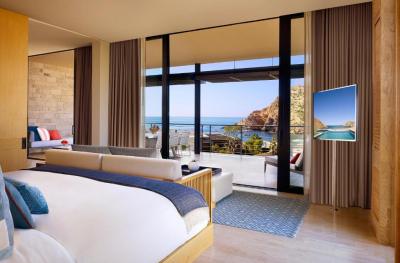 Habitaci&oacute;n con cama extragrande y vistas al mar 5