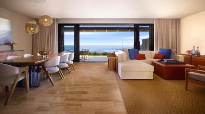 Suite con cama extragrande y vistas al mar 10