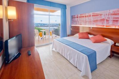 Double or Twin Room with Sea View and Balcony 4