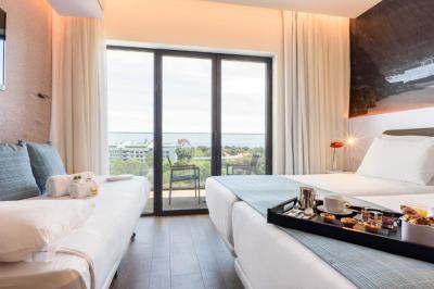 Standard Triple Room with Balcony and Sea View 2