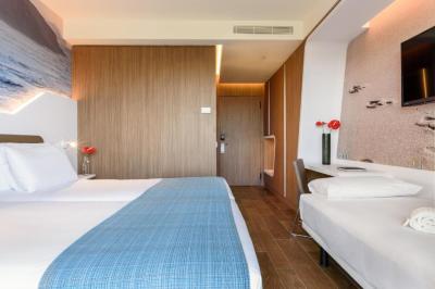 Triple Room with Balcony and City View 5