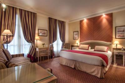 Family Queen Room with Sofa Bed 4