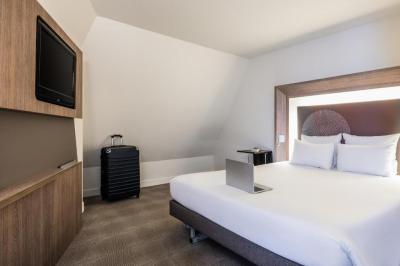 Accessible Superior Room with Double Bed and Two Sofabeds 6