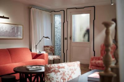 Intimate Suite 5