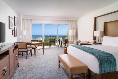 Guest Room with King Bed, Coastal View and Club Lounge Access 15