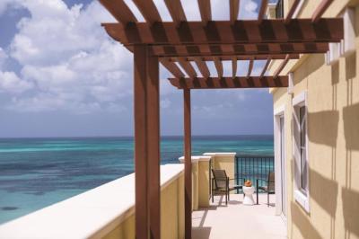 Deluxe Suite - Club Lounge Access 17
