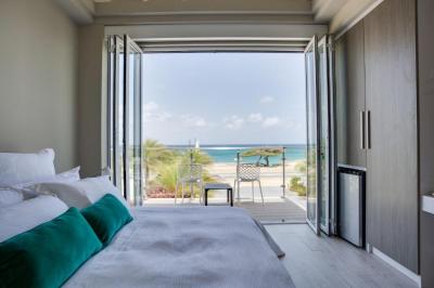 Mini-Master Ocean View Room with One Queen Bed 4