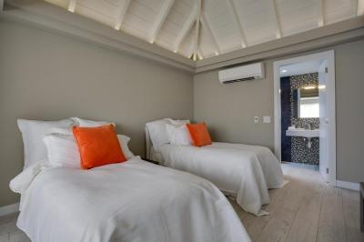 Mini Master Pool View with One King Bed 5