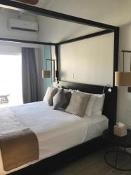 1 King Bed, Mini Pool Side Studio 4