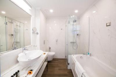 Superior Double or Twin Room with Sea View 2