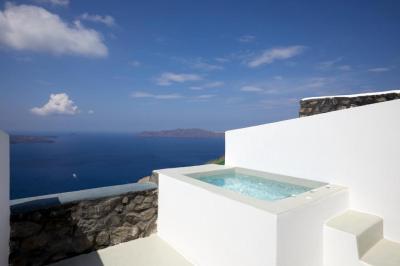 Serenity Suite caldera view with hot tub 4