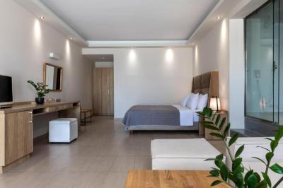 Deluxe suite with Jacuzzi and Private pool 6