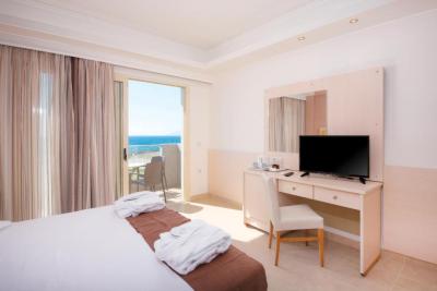 Deluxe Twin Room with Sea View 2