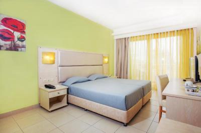 Twin Room with Sea View 7