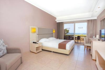 Beachfront Deluxe Twin Room 8