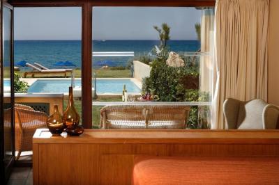 Junior Bungalow Suite Waterfront with Private Pool 7