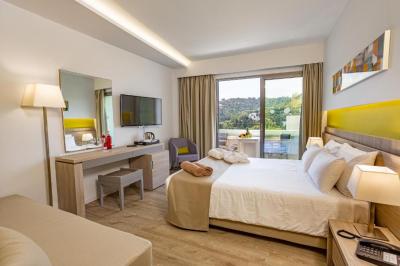 Double or Twin Room with Side Sea View 3