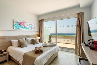 One-Bedroom Suite with Sea View 4