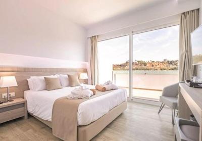 One-Bedroom Suite with Side Sea View 5