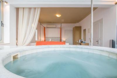 Royal Suite with Indoor Hot Tub 3
