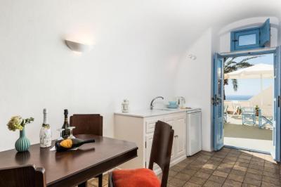 Junior Suite Caldera View 4