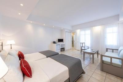 Junior Suite with Front View Garden 6