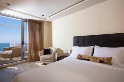 Grande Suite with Sea View 9