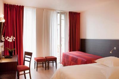 Deluxe Triple Room with Old Port Side View 5