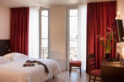 Deluxe Double Room with Old Port Side View 6