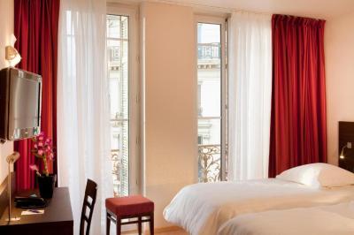 Deluxe Twin Room with Old Port Side View 7