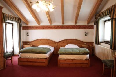 Family Room (2 Adults + 2 Children) 2