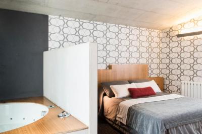 Suite with Spa Access 3