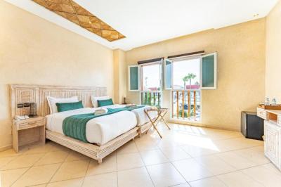 Superior Double or Twin Room with City View 7