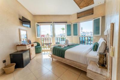 Quadruple Room with City View 8