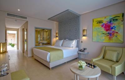 Superior Double Room with Pool View 2