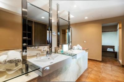 Suite with Sea View 11