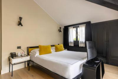 Deluxe Double Room with Terrace 7