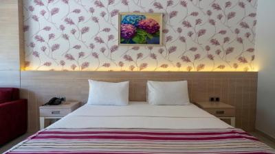 Double Room with Pool View 3