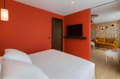King Suite  with Jacuzzi 3