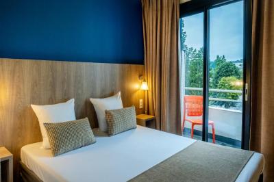 Double Room with Balcony 6