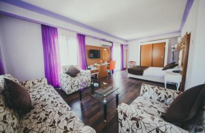 Deluxe Family Room 2